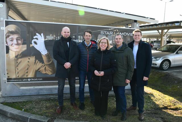 Paul Ablinger (WKA Ökostrom), Star Movie Geschäftsführer Hans-Peter Obermayr, Klimaschutzministerin Leonore Gewessler, Star Movie Geschäftsführer Klaus Obermayr und Landesrat Stefan Kaineder. | Foto: Star Movie