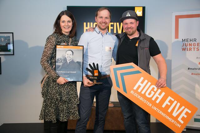 Markus Handschuhmacher vom Enzenkirchner Autohaus List nahm die High Five Prämierung entgegen.  | Foto: Jung Wirtschaft