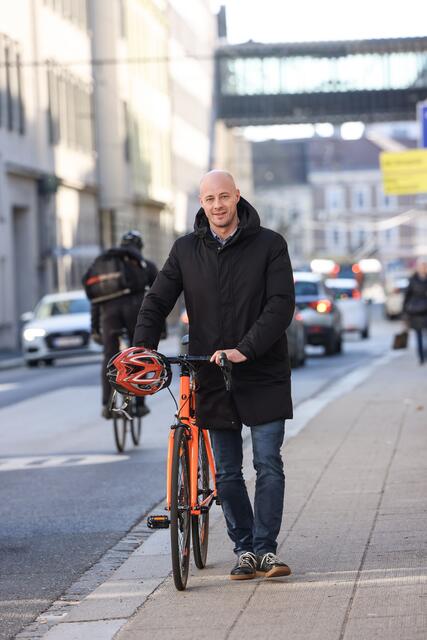Martin Hajart (ÖVP) am Mehrzweckstreifen in der Stockhofstraße. Eine ähnliche rote Beschichtung bekommt nun auch die Herrenstraße zwischen der Auersperg- und der Rudigierstraße. | Foto: Stadt Linz/Sturm