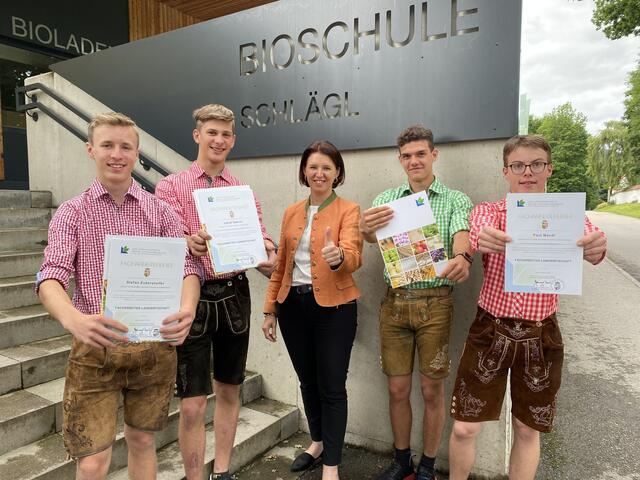 Michaela Langer-Weninger mit Absolventen der Fachschule Schlägl, Österreichs erster Bioschule. | Foto: Land OÖ