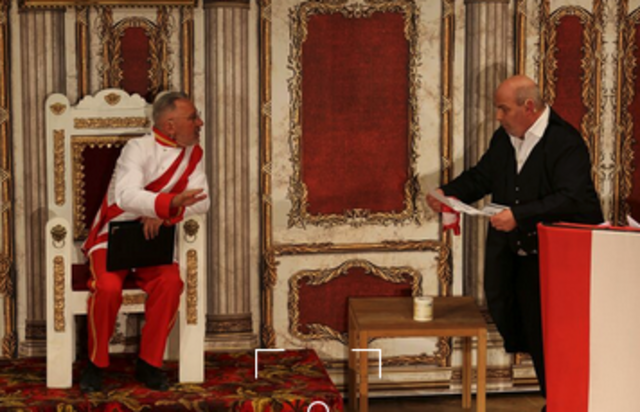 Kaiser Franz Heinrich (Franz Rumer) und sein persönlicher Kammerdiener Schöpfenstein (Heiner Schöpf) führten durch das Programm. | Foto: Stubaier Bauerntheater