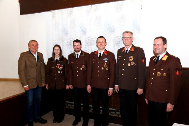 Kommando der FF Pürstling mit Bürgermeister Gerhard Neunteufel (l.) und Pflichtbereichskommandant Thomas Franz (r.): Daniela Riepl, Christian Hildner, Arnold Kastl, Martin Hildner (v.l.). | Foto: FF Pürstling