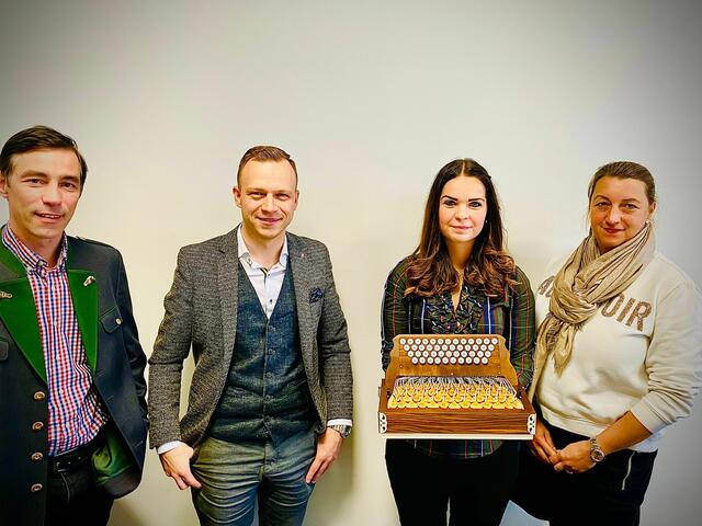 Anna Lena Kois mit den Prüfern Franz Parz jun. und Michael Sammer sowie Isabell Bilek vom Amt der Steiermärkischen Landesregierung nach der bestandenen Meisterprüfung. | Foto: Privat