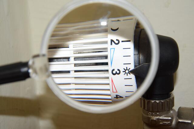 "Bei einer Raumtemperatur zwischen 20 und 25 Grad bringt jedes Grad kühler rund sechs Prozent Einsparung." Der Experte rät außerdem zum Mitschreiben über zehn Tage, welche Geräte wann am Netz hängen und laufen. "Dabei geht es ums Bewusstmachen von verdeckten Verbrauchern." | Foto: LMZ/Rattey