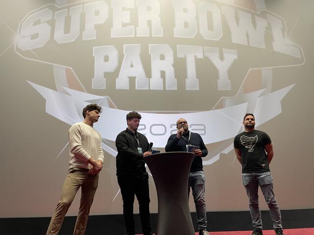 Die Experten der Raiders tippten mehrheitlich auf einen Sieg der Eagles. Lediglich AFL Coach Florian Grein(rechts) behielt am Ende Recht.  | Foto: Michael Steger