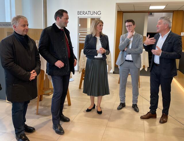 Nationalrat Nikolaus Prinz, Minister Norbert Totschnig, Ortsbäuerin Romana Peterseil, Bankstellenleiter Harald Hintersteininger, Johann Fröschl, Direktor Raiffeisenbank Perg (von links).