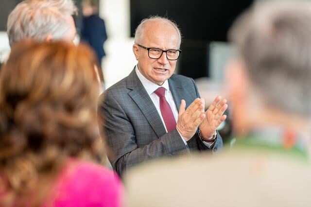 ÖK-Rat Johann Seitinger sieht die vielfältige Nutzung des Rohstoffes als entscheidend. | Foto: Brand Images