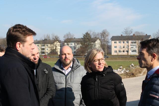 Bundesministerin Leonore Gewessler (2.v.r.) und Landesrat Stefan Kaineder (l.) im Gespräch mit Star Movie Geschäftsführer Hans-Peter Obermayr (r.). | Foto: Brs