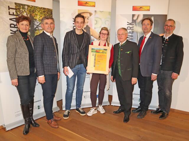 Dominik Fitz und Melanie Böhme holten den Sieg mit der ersten süßen Gläsernen Manufaktur in Feldbach – hier mit Landwirtschaftskammer-Vizepräsidentin Maria Pein, Regionsvorsitzendem LAbg. Franz Fartek, Vulkanland-Obmann Josef Ober, Jury-Vorsitzendem Christian Krotscheck und Vulkanland-Geschäftsführer Michael Fend (v.l.). | Foto: Vulkanland Steiermark