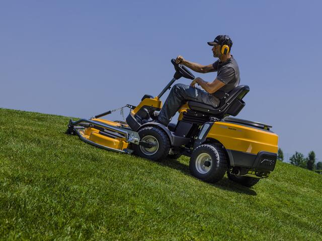 Bei den Testtagen der Firma Gartentechnik Pöllmann können die Geräte getestet werden. | Foto: Gartentechnik Pöllmann