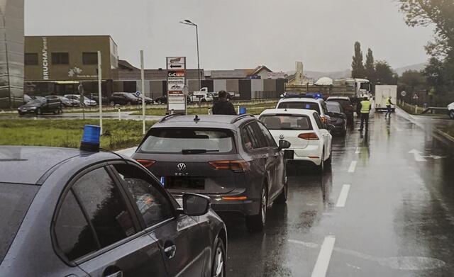 Bei einem von der Polizei künstlich erzeugten Stau an der Autobahnabfahrt Ilz wurden ein Drogenkurier und ein Mittelsmann samt "Stoff" geschnappt. | Foto: Polizei