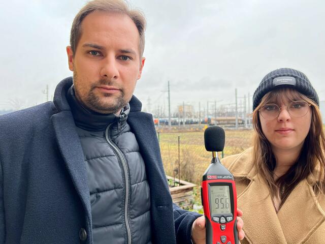95,6 Dezibel hat Gemeinderat Markus Huber (ÖVP) im an den Verschiebebahnhof angrenzenden Kindergarten unter Leitung von Ines Tromayer (r.) gemessen. Das ist jenseits des maximal erträglichen Wert für Kinder. | Foto: Huber