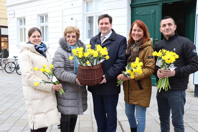 Beim Verteilen der Valentinstagsblumen: Petra Haslinger, Cilly Rampl, Stefan Szirucsek, Angela Stöckl-Wolkerstorfer und Nisred Bujari. | Foto: z.V.g.
