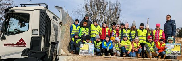 Klassenlehrerin Jaqueline Weber-Kelemen und Lkw-Fahrer Mario Tuba mit den Kindern der der Volksschule Hannersdorf. | Foto: WKB