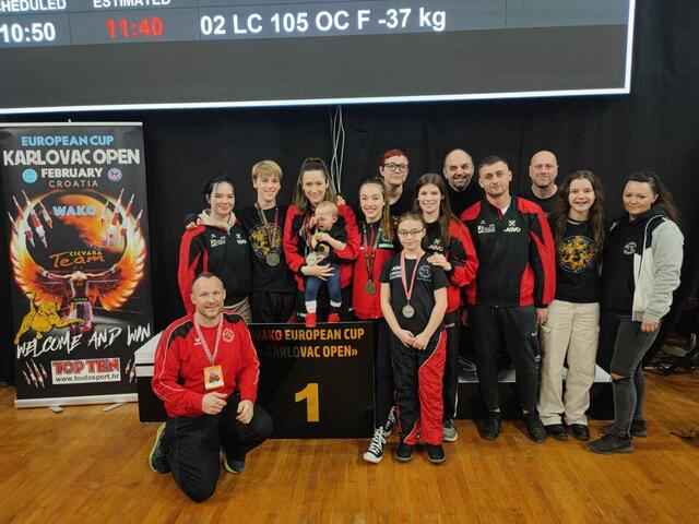 v.l. Trainer und Coach Michael Gerdenitsch, Emma Nukic, Doppelbronze Gewinner Christoph Spielhofer, Mama und Silbermedaillengewinnerin Viktoria Hader mit Nachwuchs, Anna Schmidl Bronze im Team mit Hader, Doris Kreiner, Yvonne Schmidl, davor Lena Kreiner, Thomas Roth, André Wieger, Joachim Spielhofer, Emily Roth, Vanja Nukic | Foto: ASKÖ KBC Rohrbach