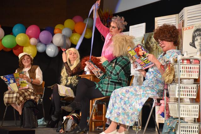 Die Seefelder Höpfeler nahmen im Frisörsalon „Dauerwelle“ kein Blatt vor den Mund. Themen waren WM-Schulden, Corona und jede Menge Politik.