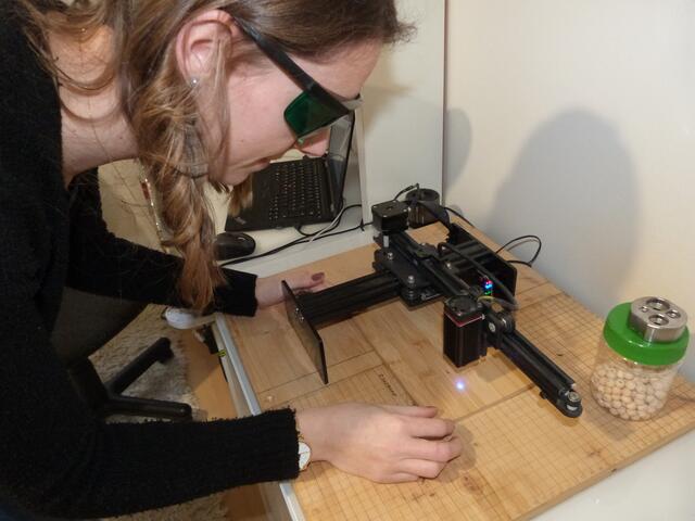 Mithilfe der Graviermaschine ist es Sonja möglich, verschiedenste Individuelle Gravierungen auf Holz zu fertigen.