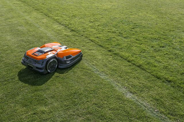 Bei der Installation eines Rasenroboters steht Gartentechnik Pöllmann beratend zur Seite.  | Foto: Gartentechnik Pöllmann
