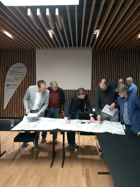 Bgm. Franz Haunold (Böheimkirchen), GR Lorenz Sterkl (Prinzersdorf), Bgm. Rainer Handlfinger (Ober-Grafendorf), Manuel Hammel (Magistrat St. Pölten), GR Ingrid Posch (Böheimkirchen)
im Hintergrund: Bgm. Günter Schaubach (Pyhra), Florian Kratochwil (con.sens) | Foto: NÖ.Regional/Wagner