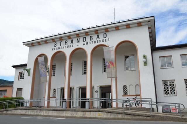 In einem Onlinebeitrag konnte sich Finanzreferent Liesnig vorstellen, dass beim Strandbadparkplatz kommen könnten. Gestern wies er diese Aussgagen zurück. | Foto: Markus R. Leitgeb