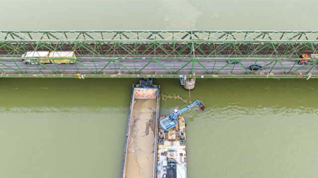 Vom Schiff aus wurden bei allen Brückenpfeilern stichprobenartig Baggerschürfe gemacht. Anschließend haben Kampfmittelexperten das entnommene Material am Schiff untersucht.  | Foto: Land OÖ/Mike Wolf