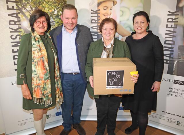 Sonja Rauch (l.) und Richard Rauch verlosten eine Genussbox. | Foto: Vulkanland Steiermark
