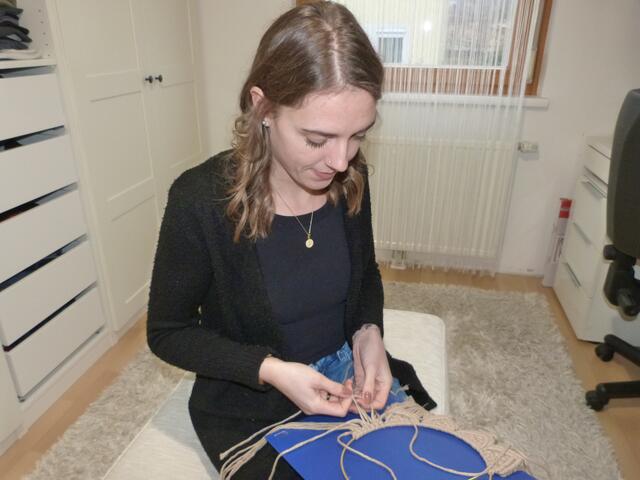 Step by Step knüpft sie ihre Schätze mit der Hand.