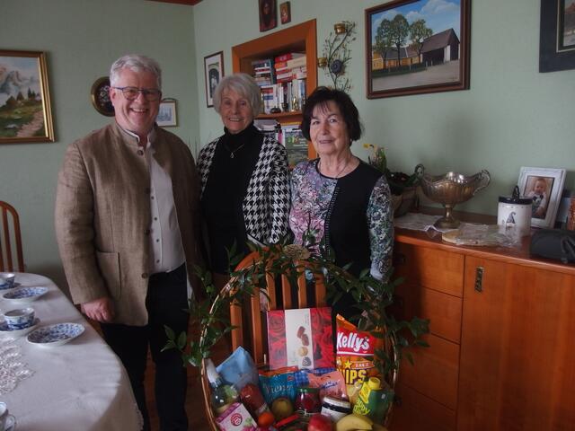 Bürgermeister Harald Hofbauer, Rosalia Schön und Anna Purkart (v.l.) | Foto: Marktgemeinde Dietmanns