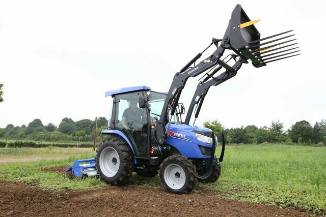 Nicht nur Laubsauger und Rasenmäher werden bei Gartentechnik Pöllmann angeboten, sondern auch große Geräte, wie hier.  | Foto: Gartentechnik Pöllmann