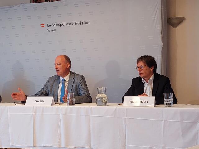 KFV-Direktor Othmar Thann und KFV-Leiter des Bereichs Verkehrssicherheit, Klaus Robatsch, bei der Vorstellung der Studienergebnisse in Wien.  | Foto: Antonio Šećerović
