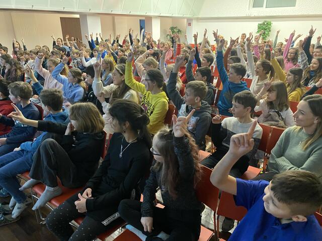 Rund 120 Schüler lauschten wie der Pädagoge Philipp Stangl über die Gefahren im Netz erzählte. | Foto: MMS Radstadt