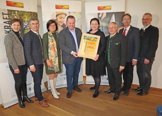 Die Geschwister Sonja und Richard Rauch erhielten den 1. Haubenküche-Vermarktungspreis. | Foto: Vulkanland Steiermark