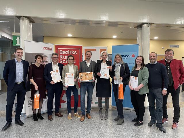 Bei der Preisverleihung 2022, am Foto v. li. Hannes Riegler (Sparkasse OÖ), Christa und Christian Diesenreiter (2. Platz), Anika Seibezeder (3. Platz), Michael Wimmer (Junge Wirtschaft Perg), Brigitte Mühlbachler sowie Edith Strasser (stellvertretend für Siegerin Andrea Brunhofer), Stefanie Peheim (3. Platz), Fritz Huber (BezirksRundSchau) und Wolfgang Wimmer (WKO).