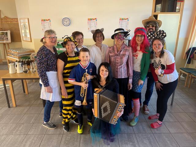 Anna Ploderer in pink umrahmt von ihren Mitstreitern.  | Foto: RegionalMedien