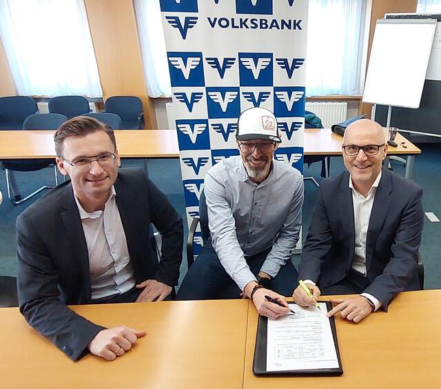 Bei der Vertragsunterzeichnung (v. l.): Filialverbundleiter Jürgen Vötsch, Vereinsobmann Bernd Mara und Regionalleiter Christian Ulrich | Foto: Volksbank Steiermark