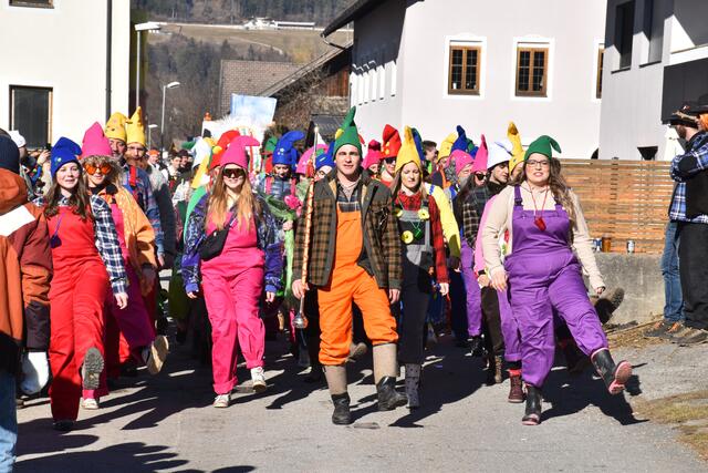 Die Oberhofer Fasnachtsgruppen boten ein Spektakel. Die "Musibanda", "Zwiederwurzn" und "Rabeler Buam" ließen die Fasnacht hochleben.  | Foto: Lair