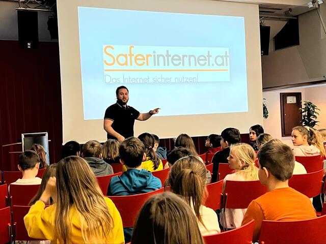 Es ist wichtig die Informationen aus Social Media auf andere, seriösen Seiten, auf ihre Richtigkeit zu überprüfen. | Foto: MMS Radstadt