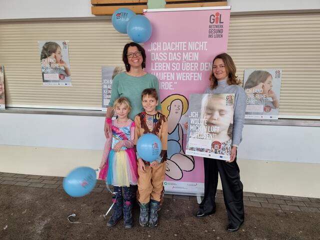 v.l.: GiL-Familienbegleiterin Birgit Ihrenberger und GiL-Landesleiterin Sandra Aufhammer präsentieren die neue Familienbegleitung in Reutte. | Foto: oberhollenzer kommunikation