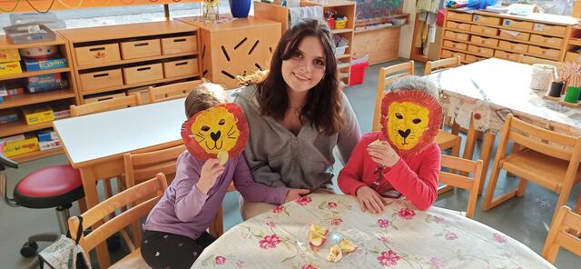 Karolina hat für ihr Praktikum die Schulbank im abz Lambach mit jener vom Kindergarten gewechselt – die Kindergartenkinder sind begeistert. | Foto: abz Lambach