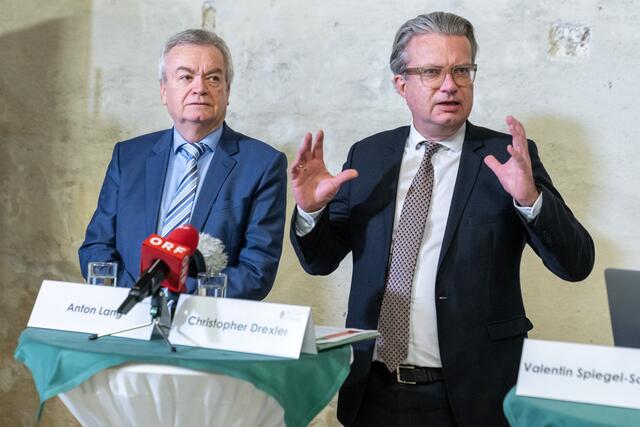 LH-Vize Anton Lang (l.) und LH Christopher Drexler nehmen Risiko und kaufen die 25-Prozent-Anteile der Energie Steiermark zurück. | Foto: Land Steiermark/Robert Binder