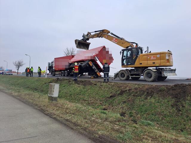 Der umgekippte LKW-Anhänger konnte mit Hilfe eines Baggers wieder aufgestellt werden. | Foto: FF Purbach/Neusiedler See