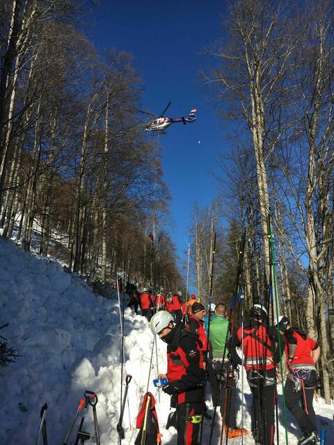 Einsatzkräfte suchen nach dem Verschütteten. | Foto: Bergrettung