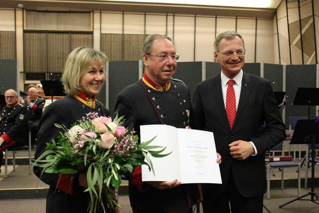 Ursula und Klaus Duftschmid mit Landeshauptmann Thomas Stelzer (r.) bei der Überreichung des Ehrentitels. | Foto: Stadtamt VB