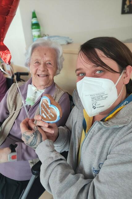 Auch die Pflegehelferin Melissa Lipp und die Bewohnerin Stefanie Kremshofer freuen sich über den Valentinsgruß der Hausleitung. | Foto: SeneCura