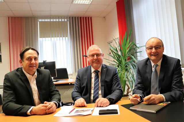 Günther Fortmüller, Christian Lazarevic und Johann Haring (alle Roto Frank) berichten über die erfolgreiche Inbetriebnahme der Photovoltaik-Anlage. | Foto: Edith Ertl