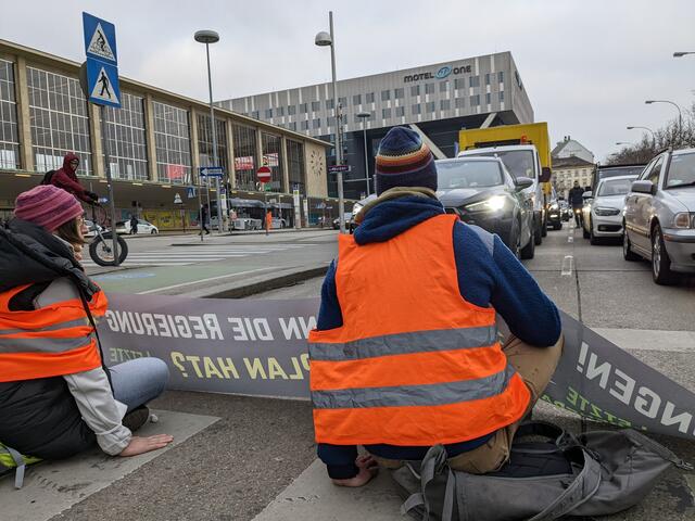 Am Mittwoch blockierten Aktivisten der "Letzten Generation" den Bereich um den Westbahnhof – die Polizei ist bereits mit Einsatzkräften vor Ort. | Foto: Letzte Generation AT