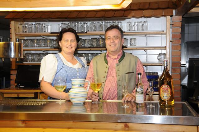 Die Weilbacher Mostbauern Gabriele und Bertl Stockhammer produzieren Most aus Äpfel und Birnen aus eigenem Anbau. | Foto: Stockhammer