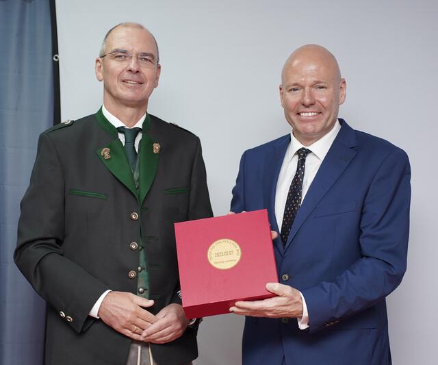 Freuen sich auf die gemeinsame Zukunft: Michael Viet (l., mit dem österreichischen Botschafter in Malaysia, Andreas Launer | Foto:  PAYER