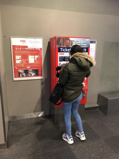 Mit einem billigen ÖBB-Ticket kann man tagelang kostenlos im Parkhaus am Bahnhof parken. Ein Ärgernis für Pendler. | Foto: BRS