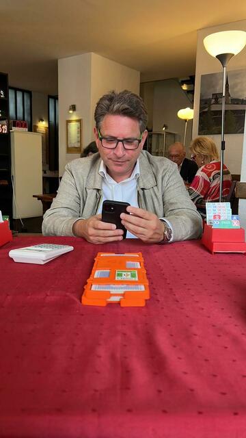 Saurer beim Bridge spielen. | Foto: Bernd Saurer